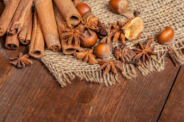 Cannelle Sur Planche De Bois.