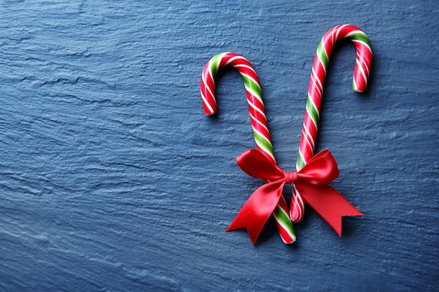 Cannes de bonbon de Noël et décor sur fond gris