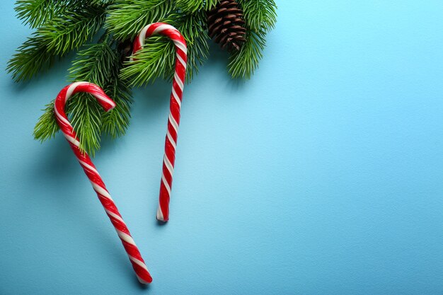 Cannes de bonbon de Noël sur fond bleu clair