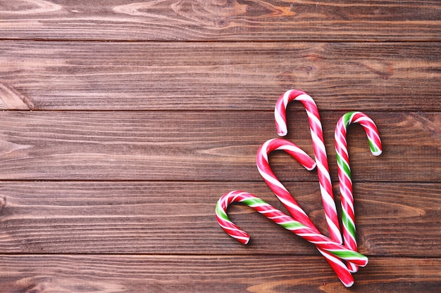 Cannes de bonbon de Noël sur fond de bois