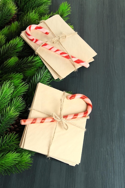 Cannes de bonbon de Noël et lettres pour le Père Noël, sur fond de bois de couleur