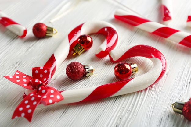 Cannes de bonbon de Noël sur table close-up