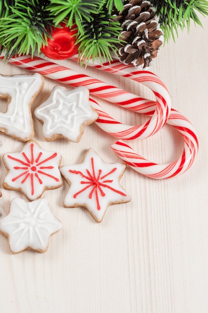 Cannes de bonbons de Noël, biscuits et cône