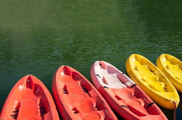 Canoë coloré ancré à la jetée en bois dans le lac