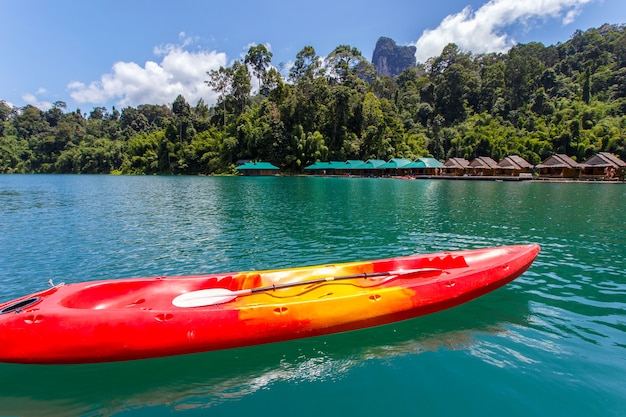 Canoë dans une belle forêt du lac des montagnes et des attractions naturelles de la rivière à Khao Sok Natio