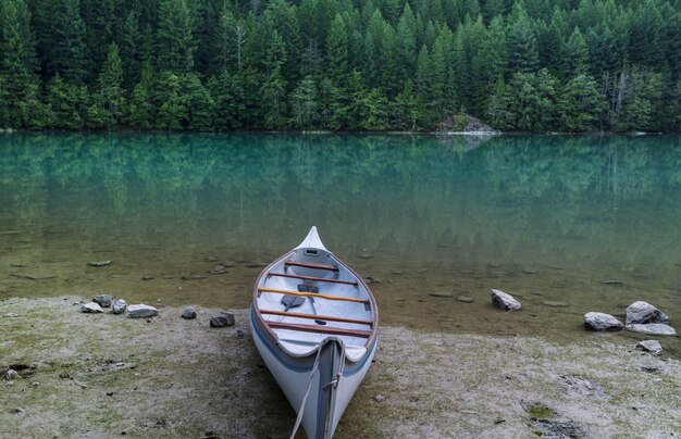 Canoë sur le lac dans Canadian Rocky