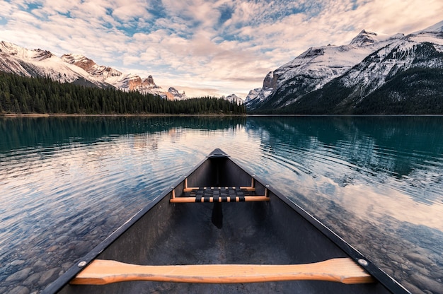 Canoë avec les Rocheuses canadiennes à Spirit Island sur le lac Maligne au parc national de Jasper, Canada