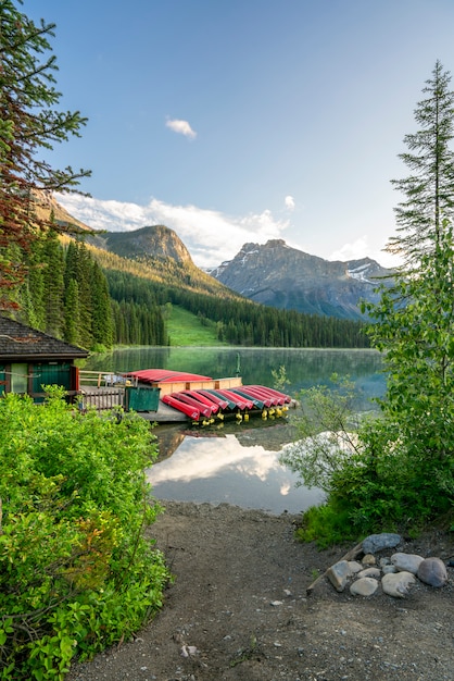 Canoës au lac d'Emeraude