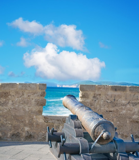 Canon antique dans le bastion d'Alghero Italie