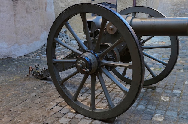 Canon dans la rue du château de Thoune. Le château de Thoune est un château-musée situé dans la ville de Thoune, dans le canton suisse de Berne, où la rivière Aar se jette dans le lac de Thoune. Aujourd'hui, c'est un site du patrimoine suisse.