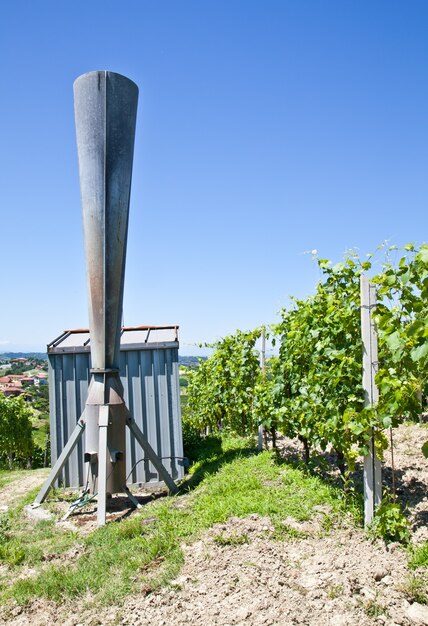 Photo canon de grêle dans le vignoble italien, région du monferrato et des langhe, région du piémont.