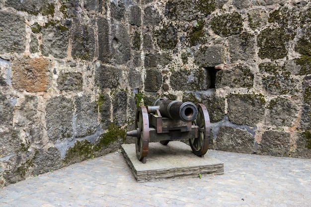 Canon médiéval dans l'ancienne forteresse Gonio, Géorgie