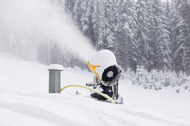 Canon à neige sur la piste de ski.