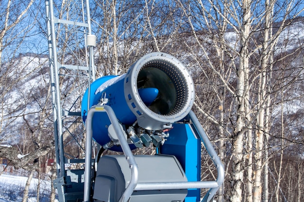 Canon à neige à la station de ski en hiver au Kamchatka