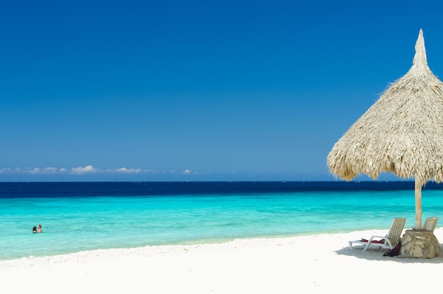 Une canopée sur le sable de la plage