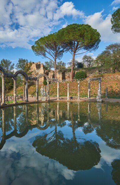 Canopus piscine ancienne entourée de sculptures grecques