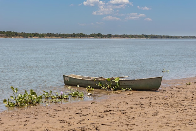 Un canot amarré au bord de la rivière