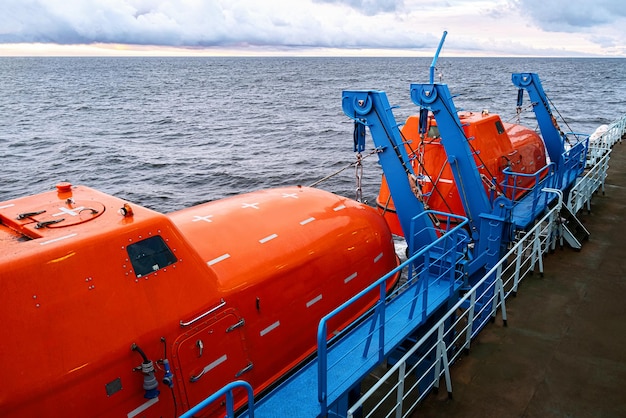Canot de sauvetage fermé orange multifonctionnel, canot de sauvetage pour cargo.