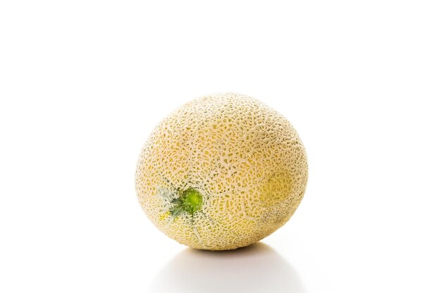 Cantaloup biologique entier sur fond blanc.