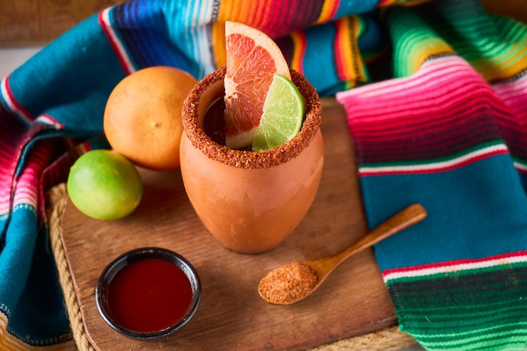 Photo des cantaritos rafraîchissants avec de la tequila et un cocktail de citron vert du mexique dans une tasse d'argile