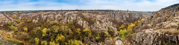 Canyon Aktovsky, Ukraine. Arbres d'automne et gros rochers autour