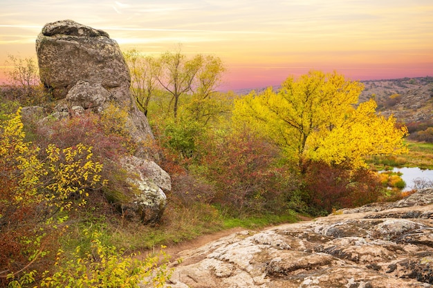 Canyon Aktovsky, Ukraine. Arbres d'automne et gros rochers autour