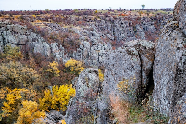 Le canyon d'Aktovsky en Ukraine a entouré de grands rochers en pierre