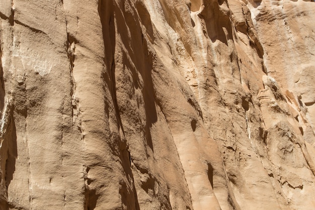 Canyon blanc avec des roches jaunes. Egypte, désert, péninsule du Sinaï, Dahab.