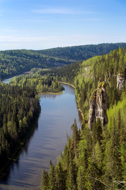 Canyon boisé de paysage de la rivière du nord avec des rochers une vue de dessus