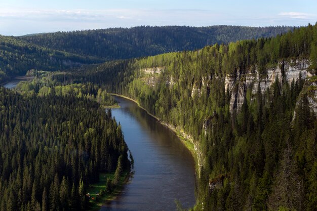 Canyon boisé de paysage de la rivière du nord avec des rochers une vue de dessus