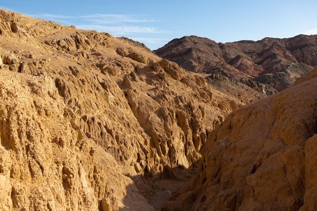 Canyon coloré à Dahab sur la péninsule du sud du Sinaï en Égypte Rochers du désert de fond de grès multicolorex9