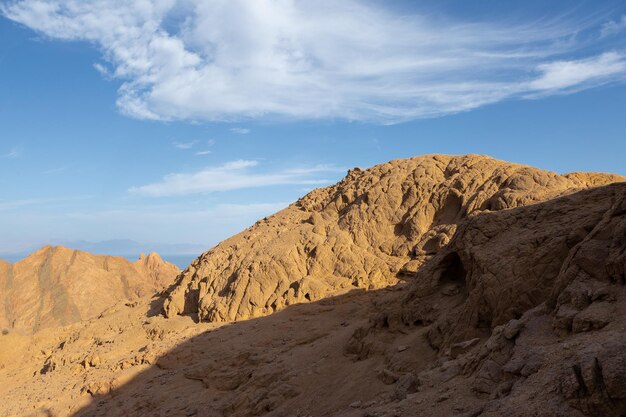 Canyon coloré à Dahab sur la péninsule du sud du Sinaï en Égypte Rochers du désert de fond de grès multicolorex9