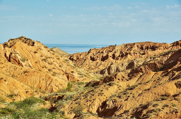 Canyon de conte de fées, formations rocheuses sur le lac Issyk-Kul. Kirghizistan.Asie centrale