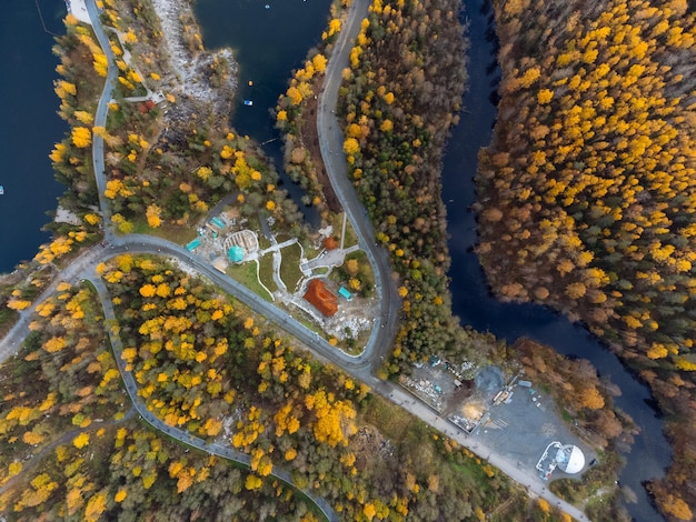 Le canyon du lac de la forêt d'automne et la carrière d'en haut La vue du parc Ruskeala depuis le drone