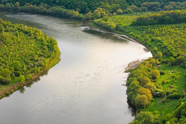 Canyon du virage de la rivière Dnister en soirée