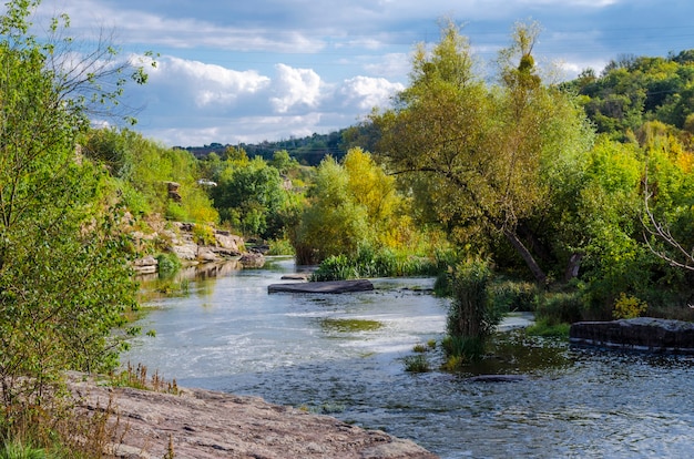 Canyon avec de l'eau bouillante à la veille de l'automne