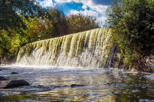 Canyon avec de l'eau bouillante à la veille de l'automne