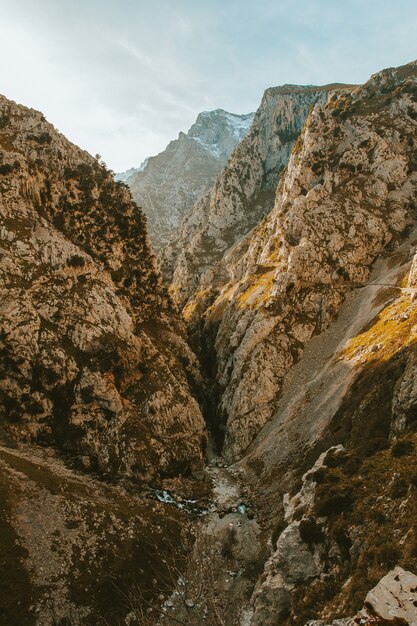 Le canyon entre les montagnes