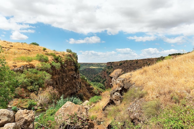 Canyon de Gamlya contre le ciel bleu en Israël