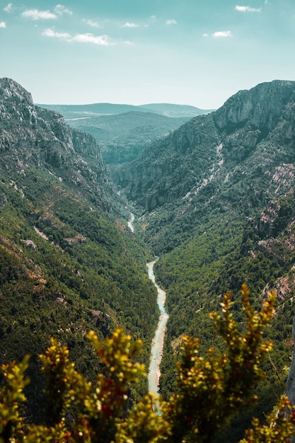 canyon pittoresque gorges du verdon en provence france paysage avec montagnes rivière forêt verte