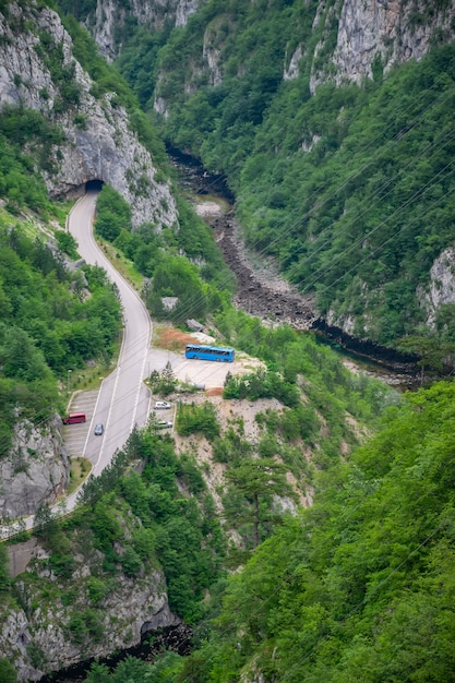 Canyon pittoresque de la rivière Piva près du barrage Mratine.