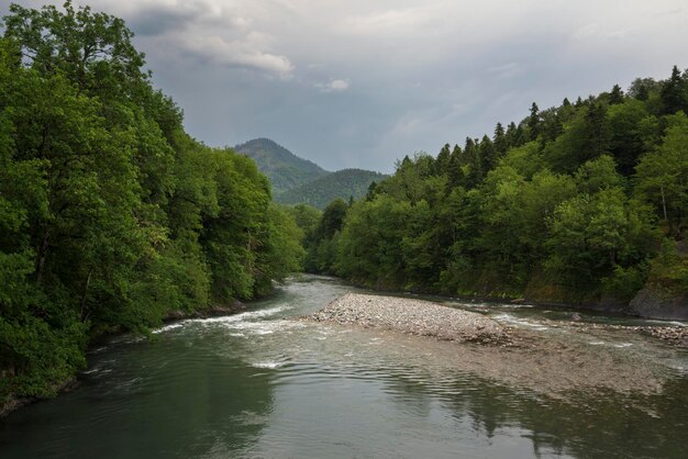 Canyon de la rivière Belaya sur le territoire de la réserve de biosphère du Caucase sur le cordon de Guzeripl par une journée d'été ensoleillée avec des nuages Guzerip l République d'Adygea Russie