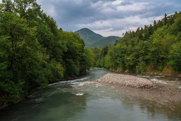 Canyon de la rivière Belaya sur le territoire de la réserve de biosphère du Caucase Guzeripl Adygea Russie