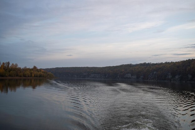 Canyon avec rivière et falaise en automne