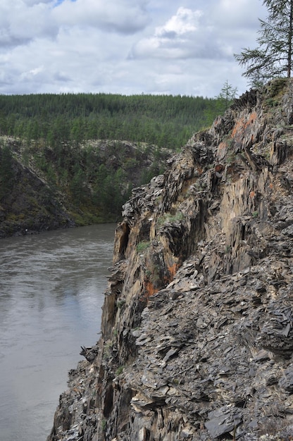 Canyon de la rivière de montagne en Yakoutie