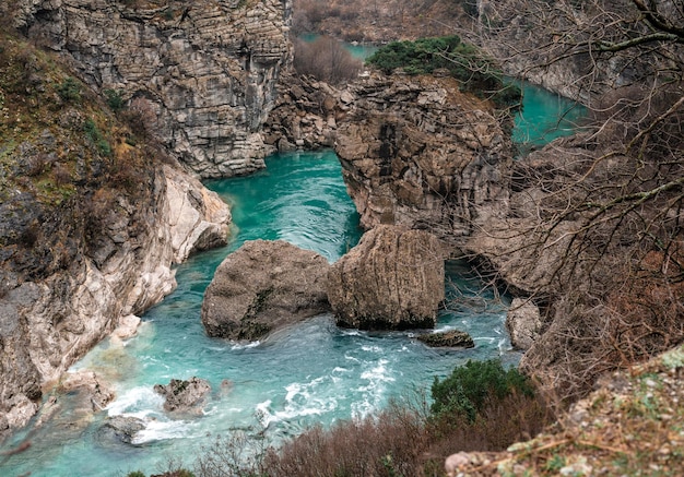 Canyon de la rivière Moraca Platije Beau Canyon de la rivière Moraca en hiver Monténégro ou Crna Gora Balkan Europe Monténégro canyon belle montagne rivière turquoise