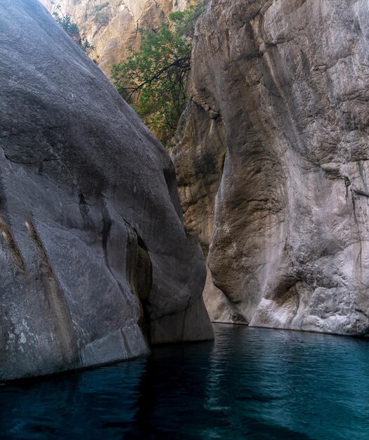 Canyon rocheux avec de l'eau bleue claire à Goynuk Turquie