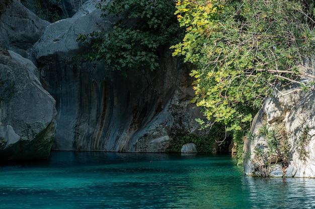 Canyon rocheux avec de l'eau bleue claire à Goynuk Turquie