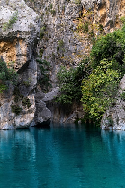 Canyon rocheux naturel avec de l'eau bleue claire à Goynuk, Turquie