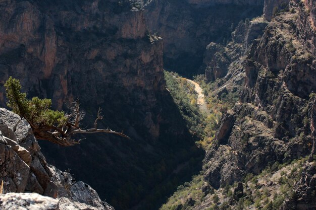 Canyon rocheux et profond